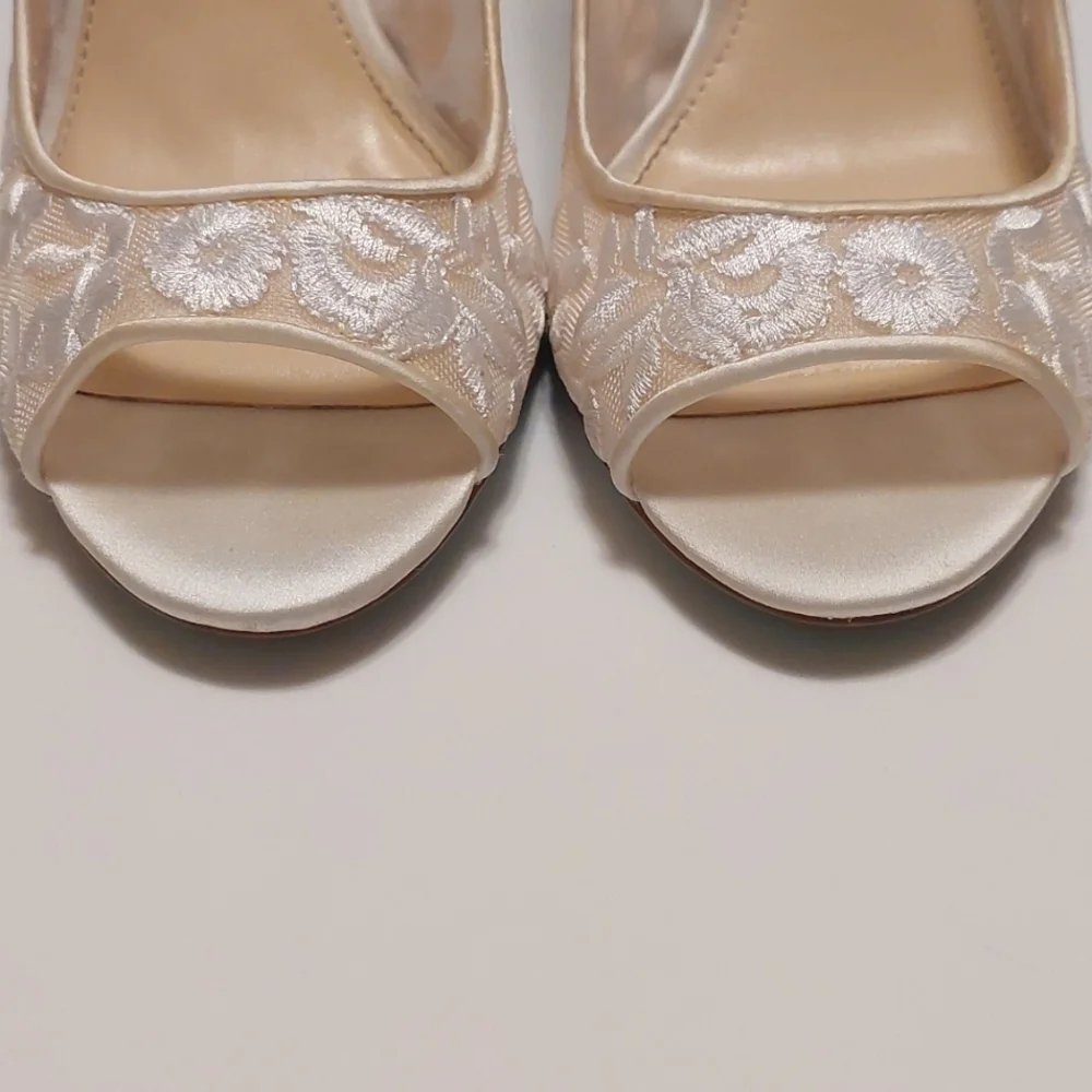 Betsey Johnson Open Toe Embroidered White Cream Heels Sz 10